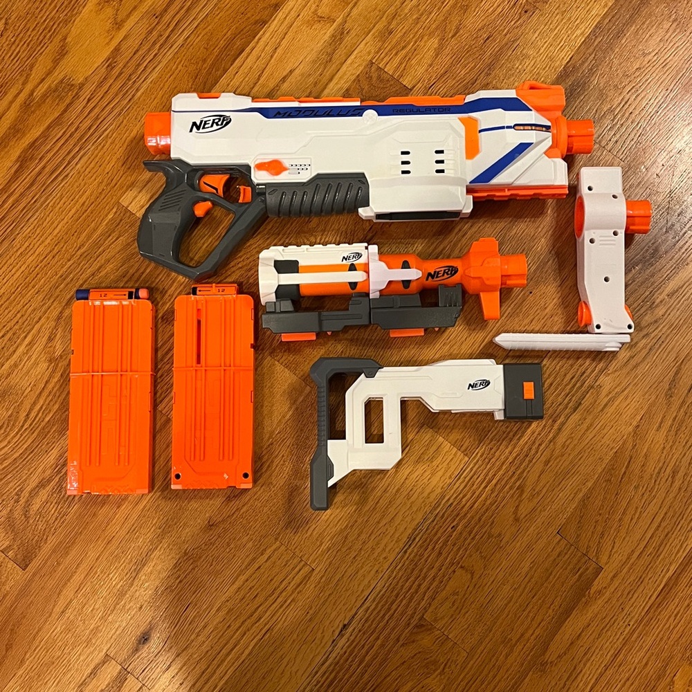 Nerf N-Strike Modulus Regulator and accessories